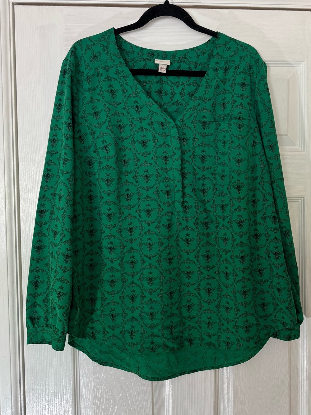 BEES!! Merona Kelly Green Long-Sleeve V-Neck Bee Patterned Blouse